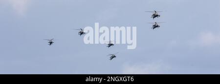 Les troopeurs affectés au 4-6 Escadron de cavalerie aérienne, 16th Brigade de l'aviation de combat effectuent un vol d'entraînement dans leurs hélicoptères Apache AH-64E à l'aérodrome de l'Armée Grey, Washington, le 30 novembre 2022. Banque D'Images