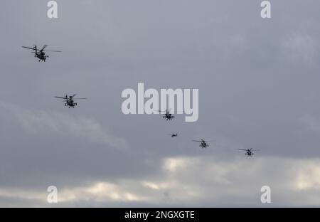 Les troopeurs affectés au 4-6 Escadron de cavalerie aérienne, 16th Brigade de l'aviation de combat effectuent un vol d'entraînement dans leurs hélicoptères Apache AH-64E à l'aérodrome de l'Armée Grey, Washington, le 30 novembre 2022. Banque D'Images