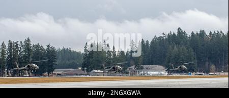 Les troopeurs affectés au 4-6 Escadron de cavalerie aérienne, 16th Brigade de l'aviation de combat effectuent un vol d'entraînement dans leurs hélicoptères Apache AH-64E à l'aérodrome de l'Armée Grey, Washington, le 30 novembre 2022. Banque D'Images