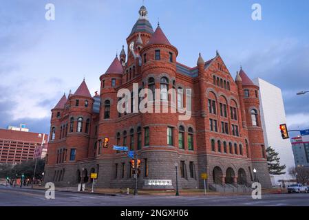 Dallas, Texas, 23 01 25 ans, vue sur la rue au coucher du soleil sur l'Old Red Museum of Dallas County History & Culture, sans personne dans la rue Banque D'Images