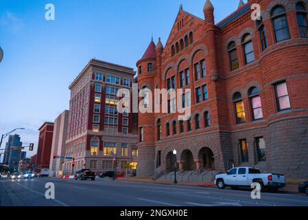Dallas, Texas, 23 01 25 ans, vue sur le coucher du soleil de l'entrée de l'ancien musée rouge du comté de Dallas, histoire et culture, à côté du premier ferry et pont avec Banque D'Images