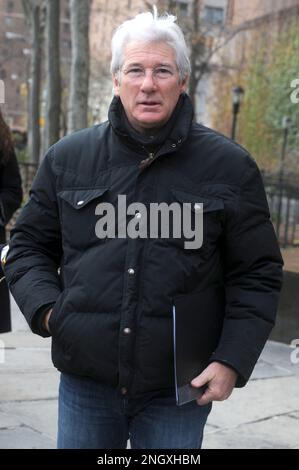 Manhattan, États-Unis d'Amérique. 10th décembre 2010. NEW YORK, NY - DÉCEMBRE 11 : Richard Gere, acteur et défenseur des droits de l'homme, s'est joint à des étudiants pour un Tibet libre, les droits de l'homme en Chine (HRAC), et huit autres ONG en l'honneur du lauréat du prix Nobel de la paix Liu Xiaobo à Ralph Bunche Park, First Avenue et 43rd Street. Sur 11 décembre 2010 à New York personnes: Richard Gere crédit: Storms Media Group/Alamy Live News Banque D'Images