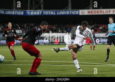 ROTTERDAM - (lr) Sven Nieuwpoort de sbv Excelsior, Souffian El Karouani de NEC Nijmegen a obtenu le score 0-2 lors du match de première ligue néerlandais entre sbv Excelsior et NEC au stade Van Donge & de Roo sur 19 février 2023 à Rotterdam, pays-Bas. ANP BART STOUTJESDYK Banque D'Images