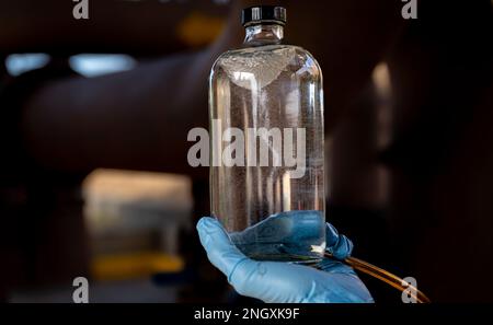 L'aviateur de l'US Air Force 1st Class Gabriel Neloms, technicien de laboratoire du 51st Logistics Readiness Squadron Fuels, effectue un test visuel sur le carburant JP-8 à la base aérienne d'Osan, République de Corée, novembre 30 2022. Neolms a testé le carburant pour des particules visibles ou des signes d'eau pendant l'essai (photo de l'US Air Force par le Sgt d'état-major Dwane R. Young) 51st FW, 51st LRS, Fuels, Logistics Readiness Squadron, Osan AB, USAF, pol, Banque D'Images