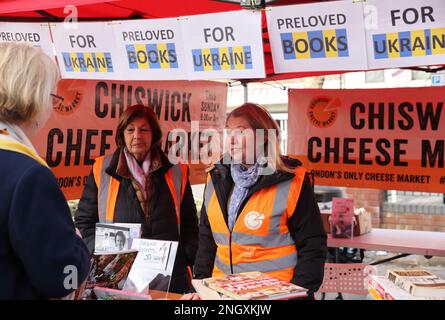 Chiswick marché mensuel du fromage, cette semaine avec un avant-goût de l'Ukraine et de la musique ukrainienne comme le premier anniversaire du début de l'invasion russe approche. Des fonds ont été recueillis pour soutenir la crise en cours, en soutenant British-Ukrainan Aid and First Aid Ukraine, à l'ouest de Londres, au Royaume-Uni Banque D'Images