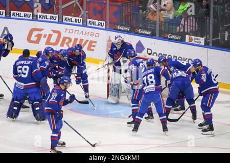 Saint-Pétersbourg, Russie. 19th févr. 2023. SKA Hockey Club joueurs vus pendant la ligue de hockey Kontinental, saison régulière KHL 2022 - 2023 entre SKA Saint-Pétersbourg et Traktor Chelyabinsk au Palais des sports de glace. Score final; SKA Saint Petersburg 4:1 Traktor Chelyabinsk. Crédit : SOPA Images Limited/Alamy Live News Banque D'Images