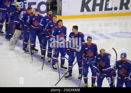 Saint-Pétersbourg, Russie. 19th févr. 2023. LES joueurs DU CLUB DE hockey SKA se font la queue pendant la Ligue de hockey Kontinental, saison régulière KHL 2022 - 2023 entre SKA Saint-Pétersbourg et Traktor Chelyabinsk au Palais des sports de glace. Score final; SKA Saint Petersburg 4:1 Traktor Chelyabinsk. Crédit : SOPA Images Limited/Alamy Live News Banque D'Images