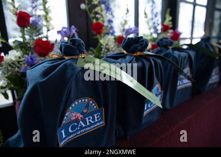 Les membres du service, les civils et les anciens combattants doivent respecter les restes de cinq anciens combattants lors d'un service funéraire non accompagné au cimetière national de fort Richardson, sur la base conjointe Elmendorf-Richardson, Alaska, le 30 novembre 2022. Le ministère des Affaires militaires et des anciens combattants travaille conjointement avec l'organisme à but non lucratif reconnu par le gouvernement fédéral manquant dans le projet américain pour localiser, identifier et interservir les restes incinérés non réclamés d'anciens combattants avec tous les honneurs et la cérémonie. (Photo de la Garde nationale de l'Alaska par Victoria Granado) Banque D'Images