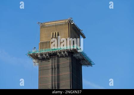 Échafaudage autour du sommet de la tour de plate-forme d'observation moderne de Tate. Londres Banque D'Images