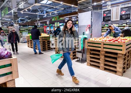 Bucha, Oblast de Kiev, Ukraine. 18th févr. 2023. Des clients se promène dans un supermarché directement touché par l'occupation russe l'année dernière. Alors que l'invasion à grande échelle de l'Ukraine par les forces russes approche son premier anniversaire, les résidents de Bucha collectent des fonds pour reconstruire leurs maisons. La plupart des habitants de la rue Vokzalna, l'une des rues les plus détruites lors de la lutte pour défendre Kiev en mars 2022, ont maintenant la chance de reconstruire ou de rénover leurs maisons. Il y a d'autres parties de Bucha, ainsi que le voisin Irpin qui attendent encore des projets de rénovation. (Image crédit : © Dominika ZAR Banque D'Images