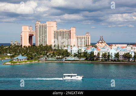Le bateau à moteur voyageant dans le port de Nassau le long de la rive de l'île Paradise (Bahamas). Banque D'Images