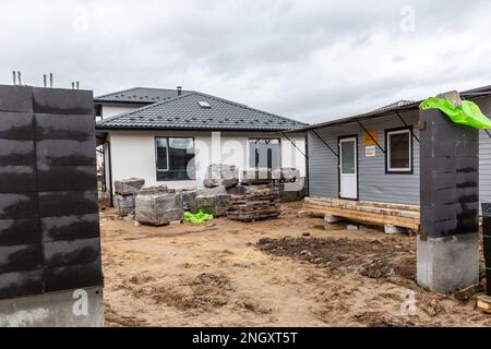 Bucha, Oblast de Kiev, Ukraine. 18th févr. 2023. De nouvelles maisons qui ont été construites pour remplacer des maisons bombardées entièrement détruites sur la rue Vokzalna. Alors que l'invasion à grande échelle de l'Ukraine par les forces russes approche son premier anniversaire, les résidents de Bucha collectent des fonds pour reconstruire leurs maisons. La plupart des habitants de la rue Vokzalna, l'une des rues les plus détruites lors de la lutte pour défendre Kiev en mars 2022, ont maintenant la chance de reconstruire ou de rénover leurs maisons. Il y a d'autres parties de Bucha, ainsi que le voisin Irpin qui attendent encore des projets de rénovation. (Credit image: © Dominika Zarzycka Banque D'Images