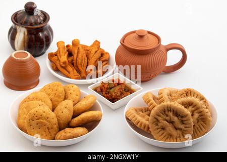 Différentes variétés de Namkeen Masala Mathri, Karela Mathi, Plain Mathi également appelé Mathiya, Farsi Poori, Farsan, Pharsaṇ ou Mathari avec Achaar et CH Banque D'Images