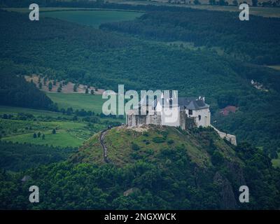 Prise de vue aérienne du château fort en pierre blanche de Fuzer (Füzér), en Hongrie, au sommet d'une montagne Banque D'Images