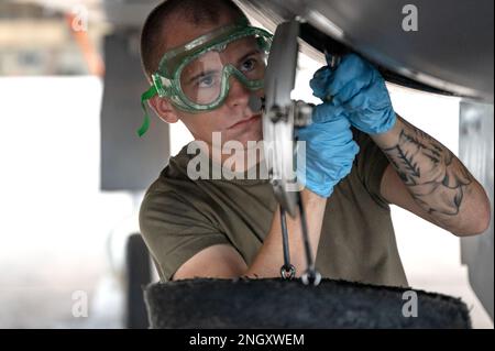 Airman 1st classe Austin Applegate, chef d'équipage de l'unité de maintenance de l'aéronef 67th, effectue l'entretien de routine d'un F-15C Eagle à la base aérienne de Kadena, au Japon, le 30 novembre 2022. Les chefs d’équipage veillent à ce que la flotte de F-15s de la 18th Escadre soit opérationnelle en effectuant des inspections planifiées, des vérifications fonctionnelles et des opérations d’entretien préventif avant et après les vols. Banque D'Images