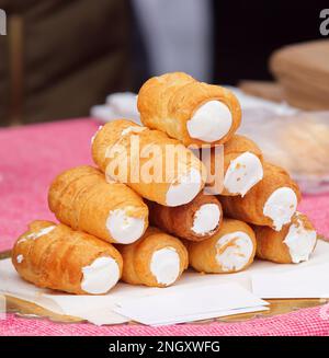 Kremrole - dessert traditionnel local, ou corne de crème, sorte de pâtisserie danoise avec crème, vendu par boulangerie locale au marché alimentaire de la rue des agriculteurs de Naplavka. Pr Banque D'Images