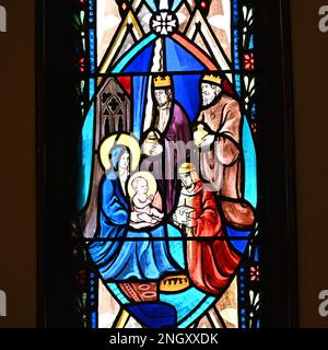 Fenêtre d'église en verre de tache avec les trois sages à la naissance de Jésus. Banque D'Images