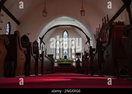 Vue sur le sanctuaire vers l'alter dans l'église épiscopale historique de la Sainte Trinité, construite en 1850 dans la ville de Hertford, Caroline du Nord. Banque D'Images