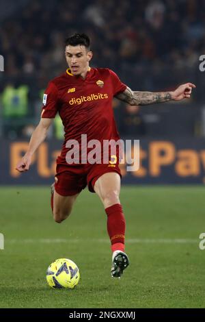 Rome, Italie. 19th févr. 2023. Roger Ibanez, d'AS Roma, en action pendant la série Un match de football entre Roma et Hellas Vérone au stade olympique de Rome, Rome, Italie, 19 février 2023. Crédit: Riccardo de Luca - mise à jour des images/Alamy Live News Banque D'Images