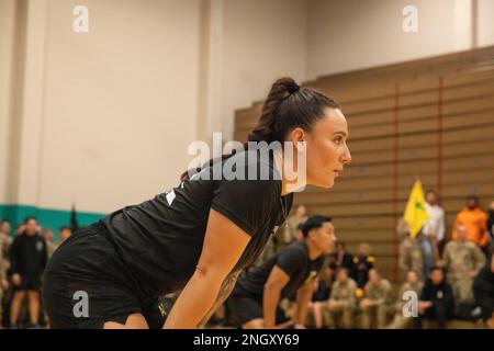 Le sergent d'état-major Alyssa Sarandos, M1 membres d'équipage d'armure de char Abrams affectés au bataillon 3rd, 69th Armour Regiment, 1st Armored Brigade combat Team, 3rd Infantry Division, participe à un match lors de la semaine de la Marne Volleyball à fort Stewart, Géorgie, le 1er décembre 2022. La semaine de la Marne est un événement d'une semaine comprenant divers événements sportifs et physiques individuels et d'équipe. Banque D'Images