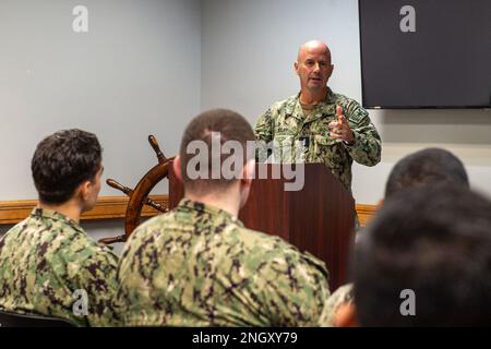 Jim Kilby, Vice-SMA, commandant de la Force opérationnelle 80 et commandant adjoint, États-Unis Commandement de la flotte, parle à l'occasion de la remise des diplômes du cours de tactique de guerre amphibie au Centre de développement de la lutte navale de surface et de mines Détachement Little Creek à bord de la base expéditionnaire interarmées Little Creek-fort Story, Virginie, 1 décembre 2022. Les diplômés de 15 de la Marine et du corps des Marines sont chargés de devenir des experts dans le développement de tactiques et de doctrine au sein de la flotte, ce qui augmente la compétence tactique et la létalité des navires amphibies tout en maintenant le contrôle maritime et la domination maritime. Banque D'Images