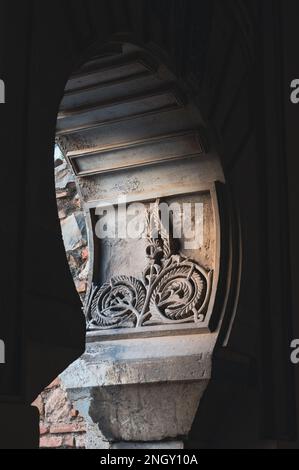 Fragments de décor de cadres de porte voûtés dans le palais Alcazaba à Malaga, Espagne Banque D'Images