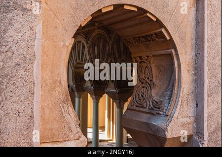 Fragments de décor de cadres de porte cintrées en fer à cheval dans le palais Alcazaba à Malaga, Espagne Banque D'Images