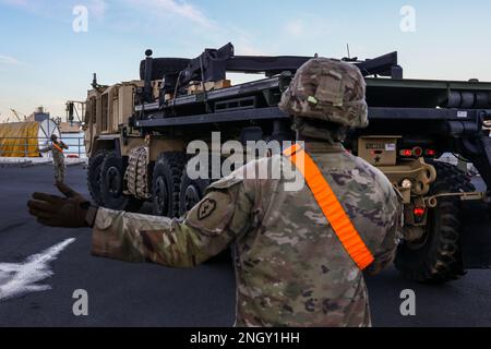 Soldats affectés au 8th Theatre Supportment Command, 25th Infantry Division, 599th Transportation Brigade, 402nd Army Field support Brigade, Department of Defense Contractors et des éléments des États-Unis La Marine a téléchargé des véhicules militaires dans le cadre de l'Armée de terre prépositionnée stock 3 Fix-Forward (afloat) des États-Unis Navire de marine Watson à Honolulu, Hawaii, 1 décembre 2022. La mission APS-3 démontre le commandement et le contrôle du Commandement du soutien du théâtre de 8th des opérations de la SPB-3 et évalue la souplesse opérationnelle pour assurer la préparation stratégique. Aux États-Unis Intégrateur de matériel Indo-Pacific, t Banque D'Images