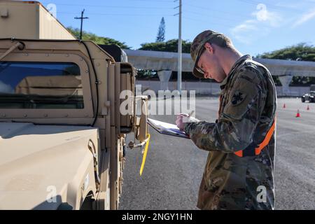 Soldats affectés au 8th Theatre Supportment Command, 25th Infantry Division, 599th Transportation Brigade, 402nd Army Field support Brigade, Department of Defense Contractors et des éléments des États-Unis La Marine a téléchargé des véhicules militaires dans le cadre de l'Armée de terre prépositionnée stock 3 Fix-Forward (afloat) des États-Unis Navire de marine Watson à Honolulu, Hawaii, 1 décembre 2022. La mission APS-3 démontre le commandement et le contrôle du Commandement du soutien du théâtre de 8th des opérations de la SPB-3 et évalue la souplesse opérationnelle pour assurer la préparation stratégique. Aux États-Unis Intégrateur de matériel Indo-Pacific, t Banque D'Images