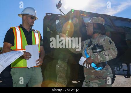 Soldats affectés au 8th Theatre Supportment Command, 25th Infantry Division, 599th Transportation Brigade, 402nd Army Field support Brigade, Department of Defense Contractors et des éléments des États-Unis La Marine a téléchargé des véhicules militaires dans le cadre de l'Armée de terre prépositionnée stock 3 Fix-Forward (afloat) des États-Unis Navire de marine Watson à Honolulu, Hawaii, 1 décembre 2022. La mission APS-3 démontre le commandement et le contrôle du Commandement du soutien du théâtre de 8th des opérations de la SPB-3 et évalue la souplesse opérationnelle pour assurer la préparation stratégique. Aux États-Unis Intégrateur de matériel Indo-Pacific, t Banque D'Images