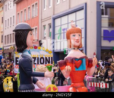 Villach, Autriche - 19 février 2023 : Carnaval de Villach, Fasching, les participants à la parade annuelle portent des vêtements colorés et de mascarade. Lei-Lei Banque D'Images