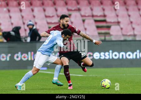 L'avant-garde espagnol du Latium Pedro lance un défi pour le ballon avec le défenseur tunisien de Salerntana Dylan Bronn pendant la série Un match de football entre Salerntana et Latium au stade Arechi à Salerno, dans le sud de l'Italie, sur 19 février 2023. Banque D'Images