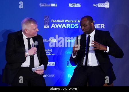 Le président de la FWA John Cross s'entretient avec Patrick Vieira, directeur de Crystal Palace lors de la soirée d'hommage de la FWA 2023 à l'hôtel Landmark de Londres. Date de la photo: Dimanche 19 février 2023. Banque D'Images