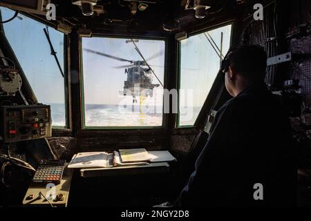 MER MÉDITERRANÉE (1 décembre 2022) Spécialiste des services de détail 1st classe Richard Infante, montre dans la tour de contrôle de l'hélicoptère du destroyer guidé de la classe Arleigh Burke USS Roosevelt (DDG 80), 1 décembre 2022. Roosevelt, actuellement rattaché au groupe de grève des transporteurs Charles de Gaulle, est en cours de déploiement aux États-Unis Marine Forces Europe zone d'opérations, employée par les États-Unis Sixième flotte pour défendre les intérêts des États-Unis, des alliés et des partenaires. Banque D'Images