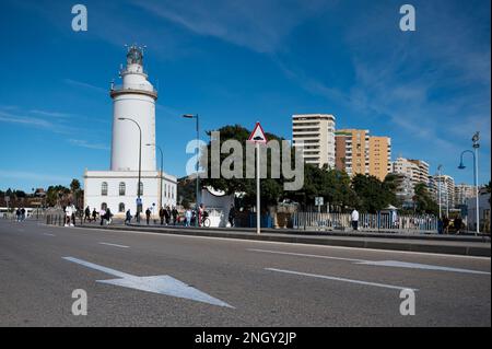 Malaga, Espagne - 15 janvier 2023: Phare dans le port de Malaga avec les flèches blanches peintes sur la rue Banque D'Images