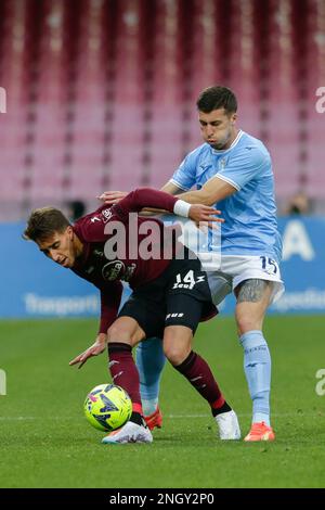 Diego Valencia, l'avant chilien de Salerntana, lance un défi pour le bal avec le défenseur italien du Latium Nicolo Casale lors de la série Un match de football entre Salerntana et Latium au stade Arechi de Salerne, dans le sud de l'Italie, sur 19 février 2023. Banque D'Images
