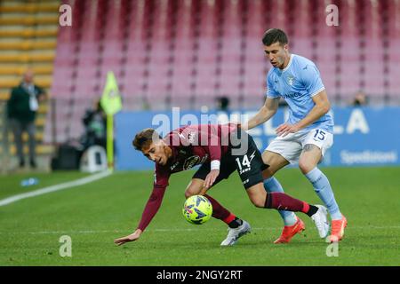 Diego Valencia, l'avant chilien de Salerntana, lance un défi pour le bal avec le défenseur italien du Latium Nicolo Casale lors de la série Un match de football entre Salerntana et Latium au stade Arechi de Salerne, dans le sud de l'Italie, sur 19 février 2023. Banque D'Images