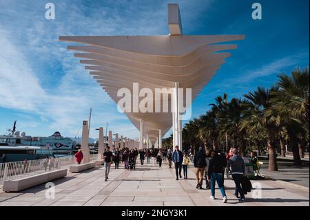 Malaga, Espagne - 15 janvier 2023: Personnes marchant sous les Pérgolas de la Victoria (espagnol pour les Pergolas de Victoria) construit dans le style contemporain à Banque D'Images