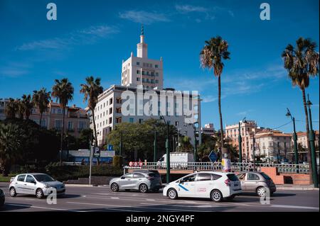 Malaga, Espagne - 16 janvier 2023 : au milieu de la circulation, l'architecture moderniste de Malaga se distingue. Les formes audacieuses et les lignes nettes contrastent avec les mouvements. A Banque D'Images