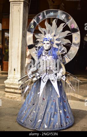 Venise, Italie. 18th févr. 2023. Carnaval de Venise (place Saint-Marc) pendant les masques du Carnaval de Venise 2023, nouvelles à Venise, Italie, 18 février 2023 crédit: Agence de photo indépendante/Alamy Live News Banque D'Images