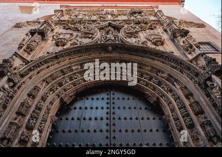 Découvrez la cathédrale de Malaga - Un chef-d'œuvre de l'architecture gothique. Plongez-vous dans les détails complexes et les superbes sculptures en pierre de cet histor Banque D'Images