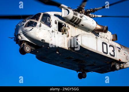 Un hélicoptère Sikorsky CH-53K King Stallion décollera du navire de transport amphibie de classe San Antonio USS Arlington (LPD 24), le 14 février 2023. Le Roi Stallion est un hélicoptère de chargement lourd qui fait l'objet d'essais en mer comme la prochaine évolution des hélicoptères CH-53 en service depuis 1966. (É.-U. Photo de la marine par le spécialiste des communications de masse 1st classe John Bellino) Banque D'Images