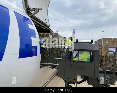 230217-N-MR969-1011 STATION NAVALE ROTA (Espagne), le 17 février 2023 – le personnel de la base navale Rota Air Cargo charge des boîtes contenant des abris hivernaires « Alaska » pour livraison à la base aérienne d'Incirlik, Türkiye, le 17 février 2023. Le NMCB 11 apporte son soutien aux efforts de secours de l'USAID et de la Turquie aux personnes touchées par les tremblements de terre de Türkiye. Le NMCB 11 fait partie du Commandement de combat expéditionnaire de la Marine et est affecté au commandant de la Force opérationnelle 68 pour un déploiement à travers les États-Unis Forces navales zone d'opérations Europe-Afrique pour défendre les intérêts des États-Unis, des alliés et des partenaires. (É.-U. Photo de la marine par le lieutenant j.g. Nira Galgana Banque D'Images