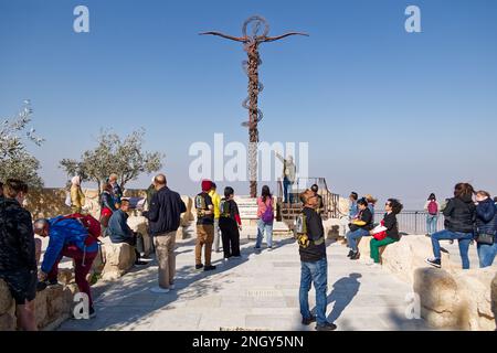 Les touristes apprécient la sculpture serpente de Gian Paolo Fantoni devant l'église commémorative de Moïse, en Jordanie. Crédit: MLBARIONA/Alamy stock photo Banque D'Images