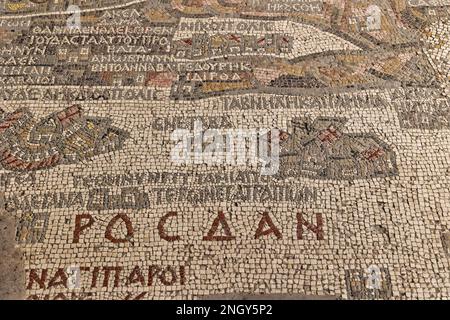 La carte en mosaïque du 6th siècle de la Terre Sainte à l'intérieur de l'église orthodoxe grecque de Saint George à Madaba, Jordanie. Crédit: MLBARIONA/Alamy stock photo Banque D'Images