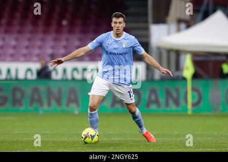 Le défenseur italien du Latium Nicolo Casale contrôle le ballon pendant le match de football de la série A entre Salerntana et Latium au stade Arechi à Salerne, dans le sud de l'Italie, sur 19 février 2023. Banque D'Images