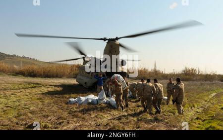 Aide au transport du personnel militaire turc en provenance des États-Unis Hélicoptère CH-47 Chinook de l'armée à Kirikhahn, Türkiye, 18 février 2023. La CABINE 1AD offre une capacité de levage dynamique en soutien direct des efforts de secours de l'USAID et de la Turquie. 1AD CAB est l'une des unités militaires américaines soutenant Task Force 61/2 (TF 61/2), opérant sous les États-Unis Sixième parc, États-Unis Forces navales en Europe (NAVEUR) et aux États-Unis Les commandants européens font partie des efforts internationaux de secours en cas de catastrophe de la Turquie. (É.-U. Photo du corps marin par le Sgt James Bourgeois/publié) Banque D'Images