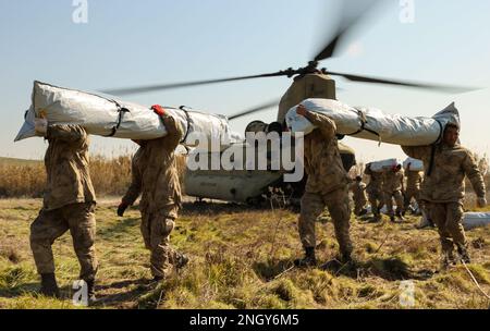 Aide au transport du personnel militaire turc (tentes) en provenance des États-Unis Hélicoptère CH-47 Chinook de l'armée à Kirikhahn, Türkiye, 18 février 2023. La CABINE 1AD offre une capacité de levage dynamique en soutien direct des efforts de secours de l'USAID et de la Turquie. 1AD CAB est l'une des unités militaires américaines soutenant Task Force 61/2 (TF 61/2), opérant sous les États-Unis Sixième parc, États-Unis Forces navales en Europe (NAVEUR) et aux États-Unis Les commandants européens font partie des efforts internationaux de secours en cas de catastrophe de la Turquie. (É.-U. Photo du corps marin par le Sgt James Bourgeois/publié) Banque D'Images