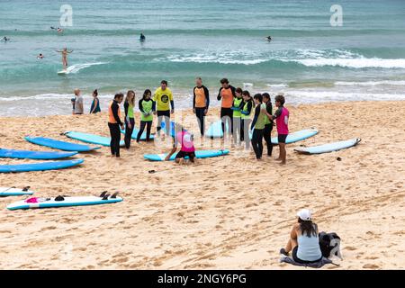 Cours de surf pour les débutants à Manly Beach Sydney Australie, l'école de surf de Manly enseigne le surf aux gens Banque D'Images