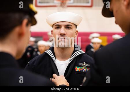 ÉTATS-UNIS Les marins de la Marine avec Bravo Surgical Company, 3D Medical Battalion, effectuent une inspection de l'uniforme bleu de la robe de service, base du corps des Marines Hawaii, 1 décembre 2022. Bravo Surgical Company effectue des inspections d’uniforme d’unité deux fois par an afin de s’assurer que les uniformes des marins sont adéquatement entretenus et prêts à être utilisés. Banque D'Images